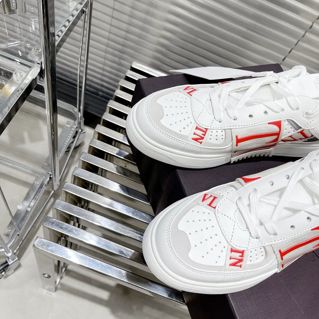 👟👟Ex-factory price 600👟👟 Valentino ONE STUD calfskin lace-up sneakers. Soft suede low-top sneakers, classic and versatile, couple's sneakers, special goods, worth buying! A pair of simple shoes with unique details will save you from the difficulty of dressing. OneStud sneakers, with quilted plaid and oversized rivets, create an eye-catching punk style and get rid of the heavy feeling of this season's clothing. Upraise calfskin derby shoes, with exquisite leather construction and simple silhouette, and smooth lines set the tone of coolness, are a versatile item in the wardrobe. There are more Valentino boutique shoes waiting for you to unlock! It’s time to get the shoes you’ve been coveting for a long time! Officially on sale 7,+++ - Seven straps, decorated with metallic rubber effect. Decoration on the back and tongue. Size 35-44.
